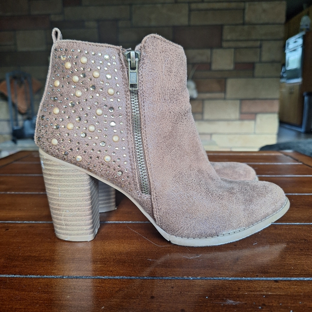 Maurices Brandy Gold Studded Stacked Heel Bootie 7.5M - Picture 3 of 11